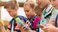 elementary school students with smartphones