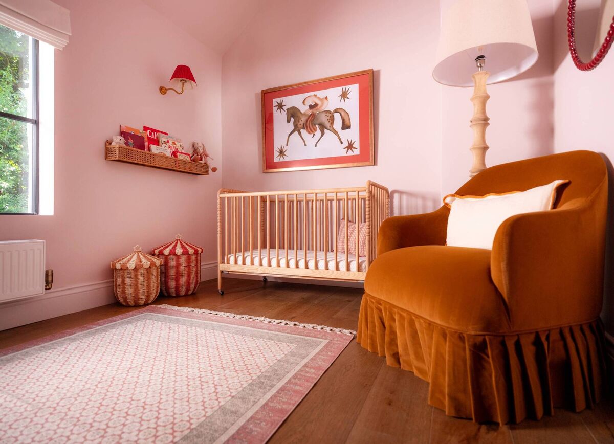 Dulux Heritage Potters Pink on walls and ceilings. Dulux Heritage Nutmeg on skirting is complemented by beautiful touches of velvet and rattan. 